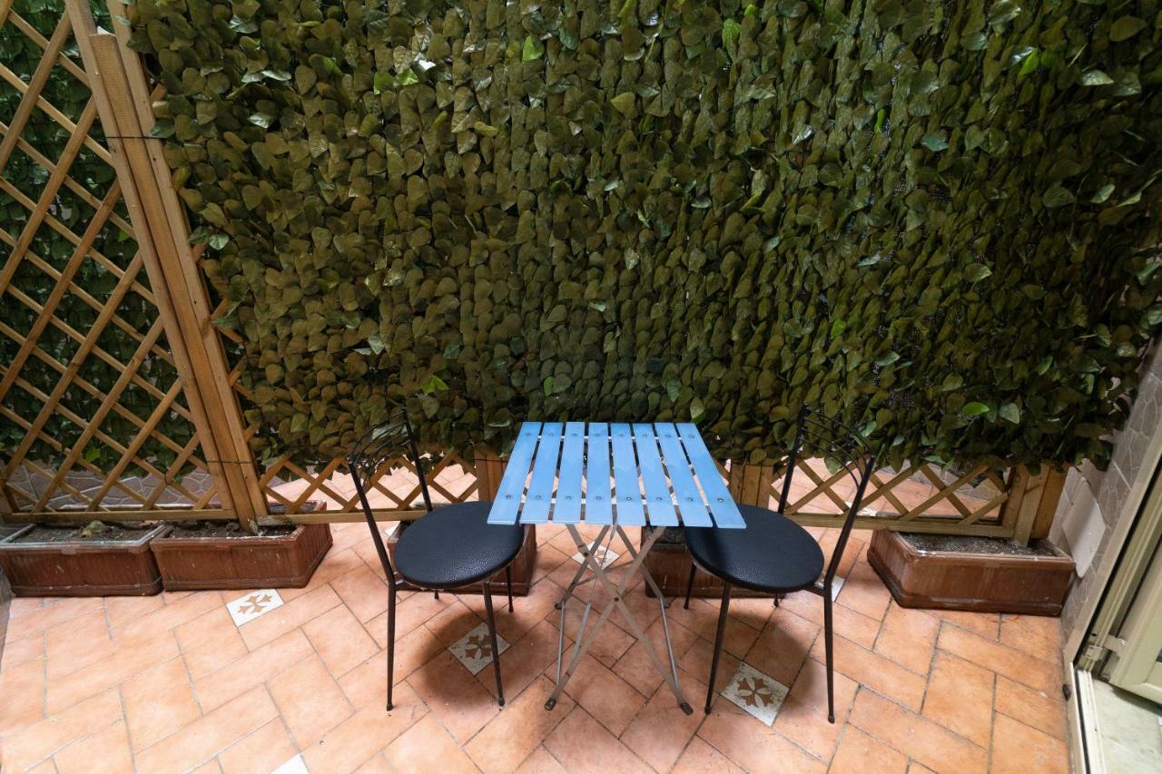 Una Stanza Al Museo Napoli Exterior foto